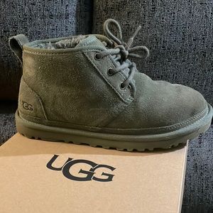 Uggs slighty worn size 6 Olive green